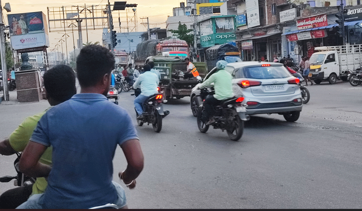 Traffic signals | అలంకారప్రాయంగా సిగ్నల్ వ్యవస్థ.. కోరుట్లలో ఏడాది కాలంగా ట్రాఫిక్ సిగ్నల్స్ పని చేయట్లే..!
