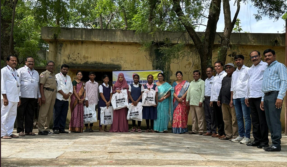 Orphaned students | అనాథ విద్యార్థులకు దుస్తుల పంపిణీ