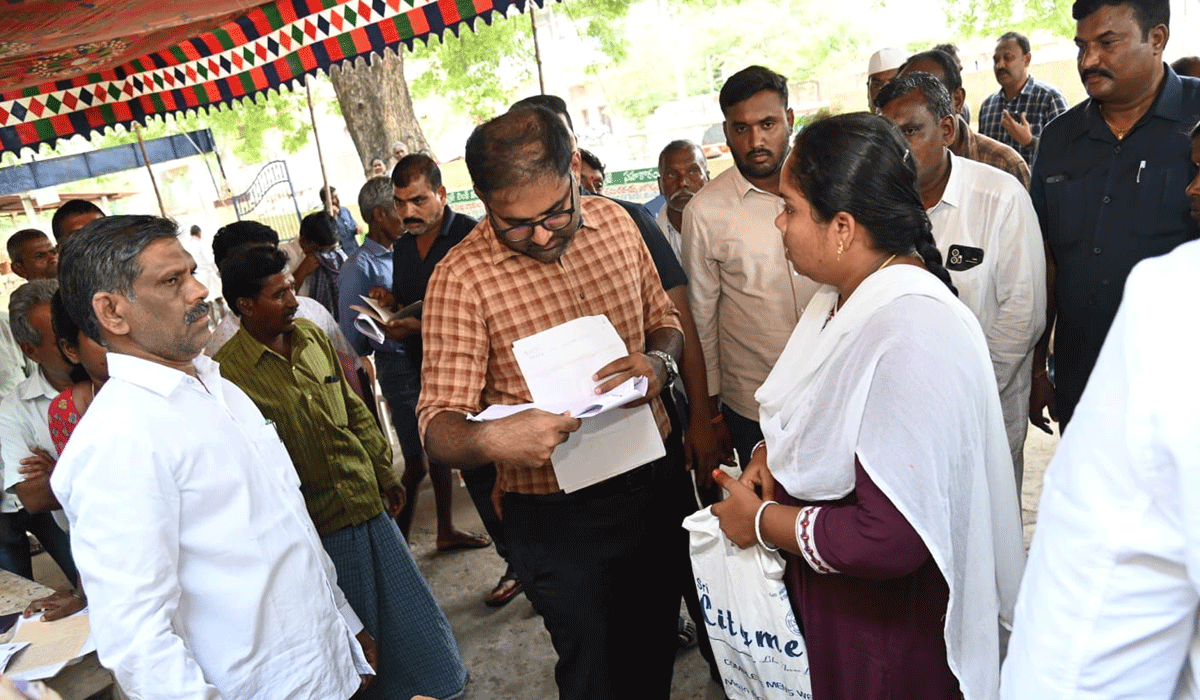  Collector Koya Sri Harsha | భూ సమస్యల పై వచ్చిన ప్రతి దరఖాస్తు పరిష్కారానికి కృషి.. జిల్లా కలెక్టర్ కోయ శ్రీ హర్ష