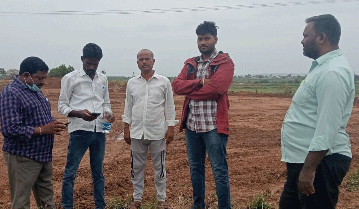 Errakunta Lake | ఎర్రకుంట చెరువును సందర్శించిన రెవెన్యూ, ఇరిగేషన్ అధికారులు