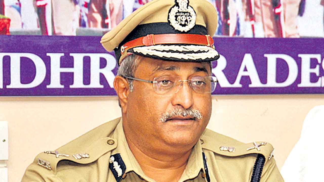 లాసెట్‌ ఎంట్రెన్స్‌కు ఏపీ మాజీ డీజీపీ