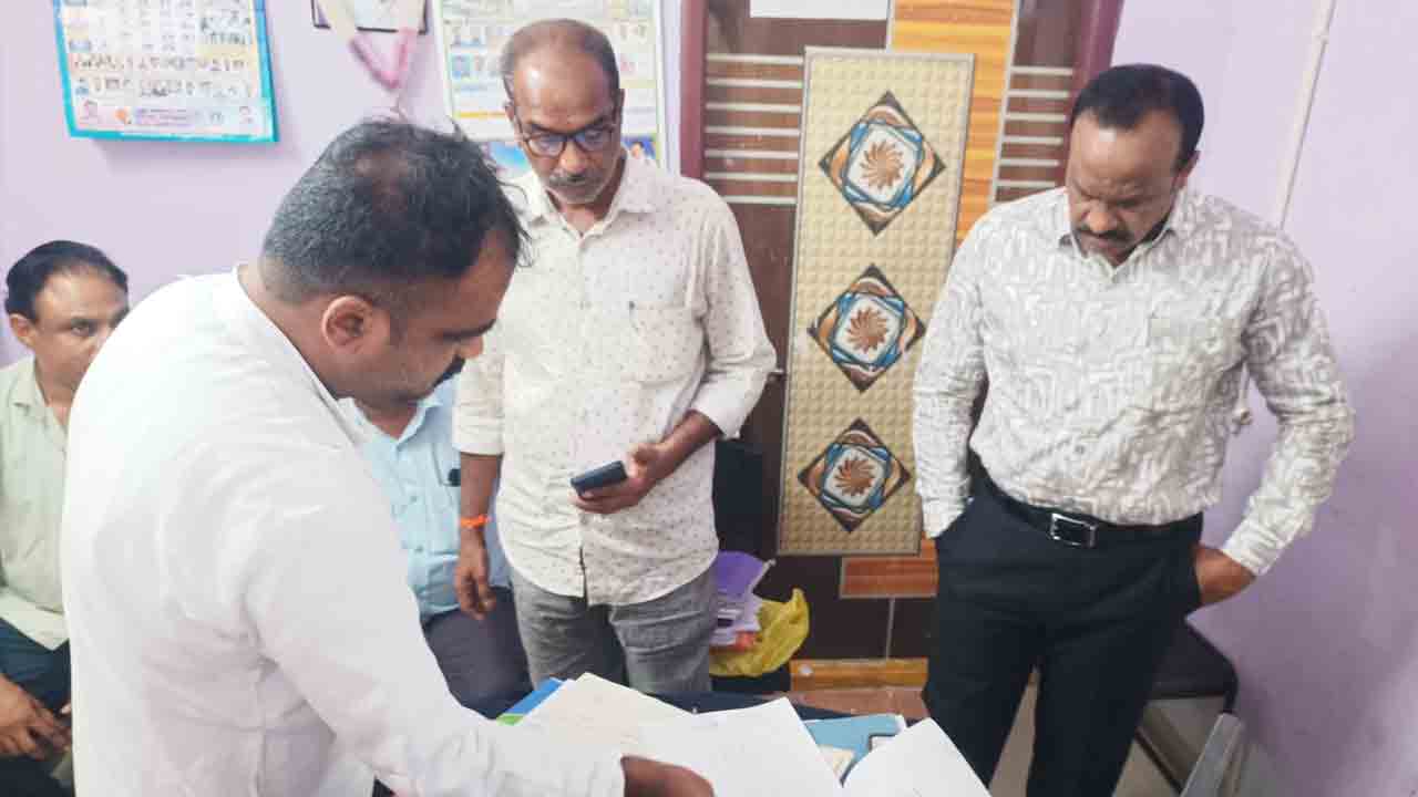 బూర్గంపహాడ్‌ సబ్‌ రిజిస్ట్రార్‌ కార్యాలయంలో ఏసీబీ దాడులు