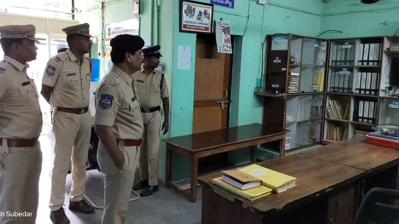 ACP Narsimlu | ప్రజల సమస్యలు తీర్చడానికి ఎప్పుడూ అందుబాటులో ఉండాలి.. సిబ్బందితో గజ్వేల్ ఏసీపీ నర్సింలు