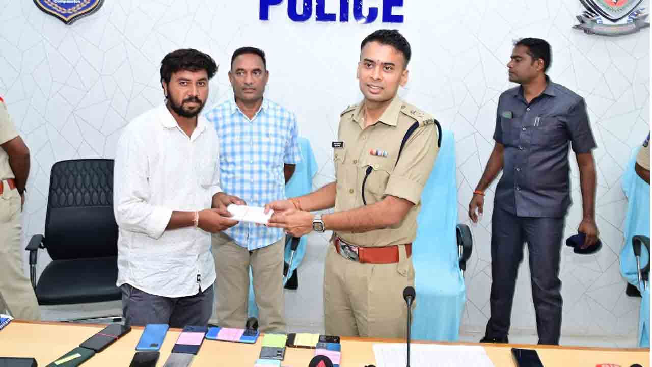 Adilabad Police | చోరీకి గురైన వంద సెల్ఫోన్లను బాధితులకు అప్పగింత
