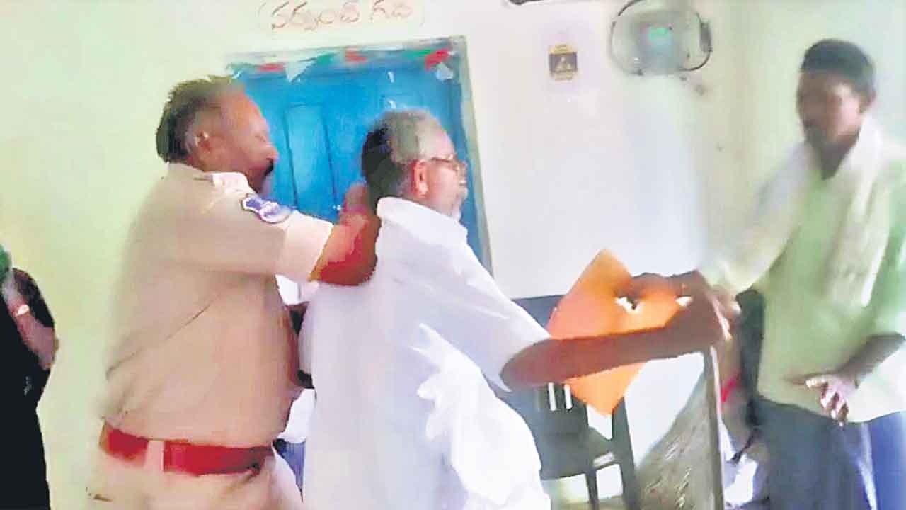 ముదుసలి రైతు మెడపట్టి గెంటివేత