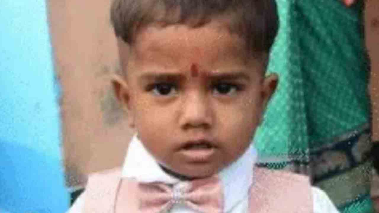 కోతులపైకి గొడ్డలి విసిరిన   వ్యక్తి.. కుమారుడి మెడ తెగి మృతి