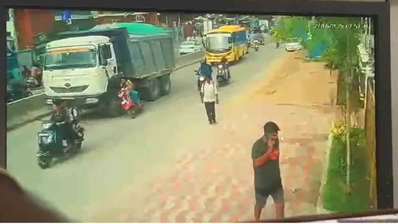 Accident | స్కూటీని ఢీకొట్టిన టిప్పర్‌ లారీ.. తల్లి కండ్ల ముందే చిన్నారిపై నుంచి వెళ్లిన లారీ