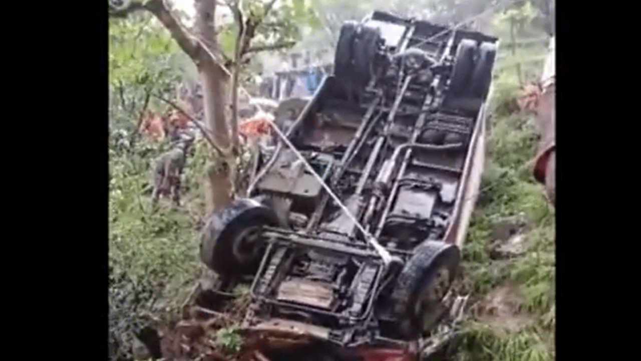 bus fell into a gorge | హిమాచల్‌ ప్రదేశ్‌లో లోయలో పడ్డ బస్సు.. 17 మందికి గాయాలు