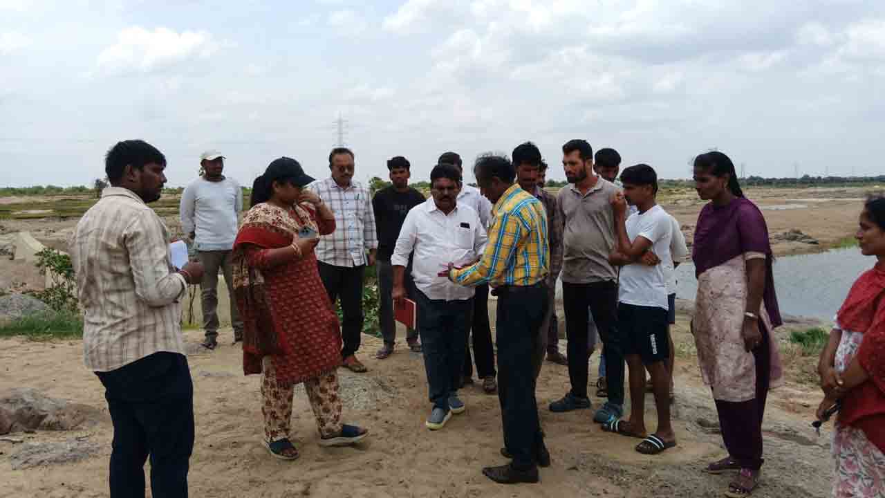 ఇండ్ల నిర్మాణాలు పూర్తి చేయండి