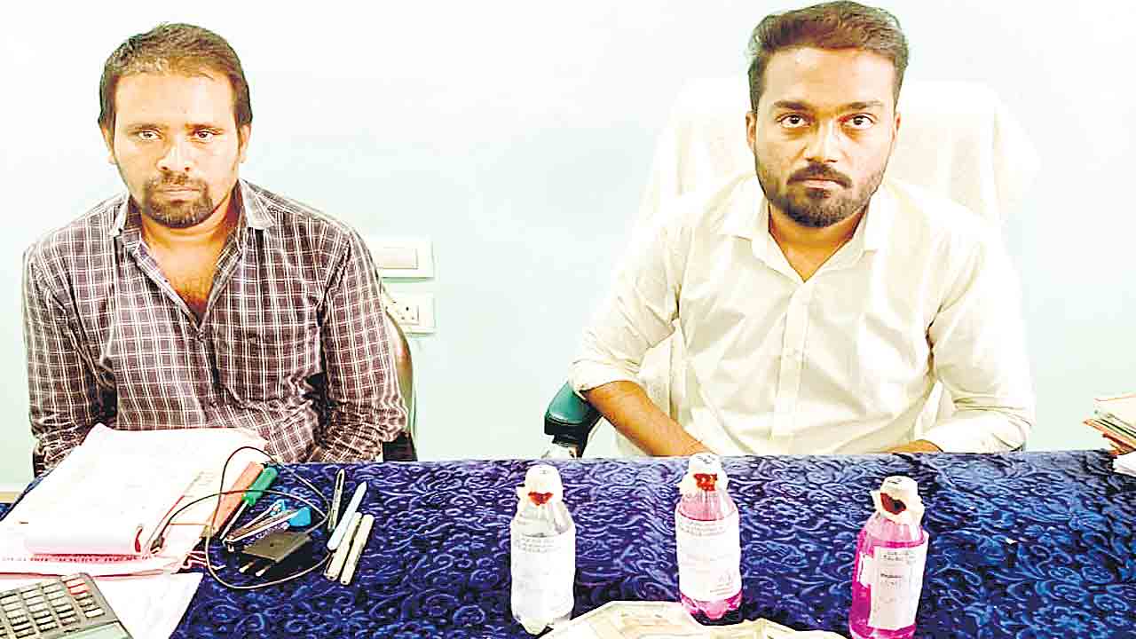 ఏసీబీకి దొరికిన మున్సిపల్‌ ఉద్యోగులు