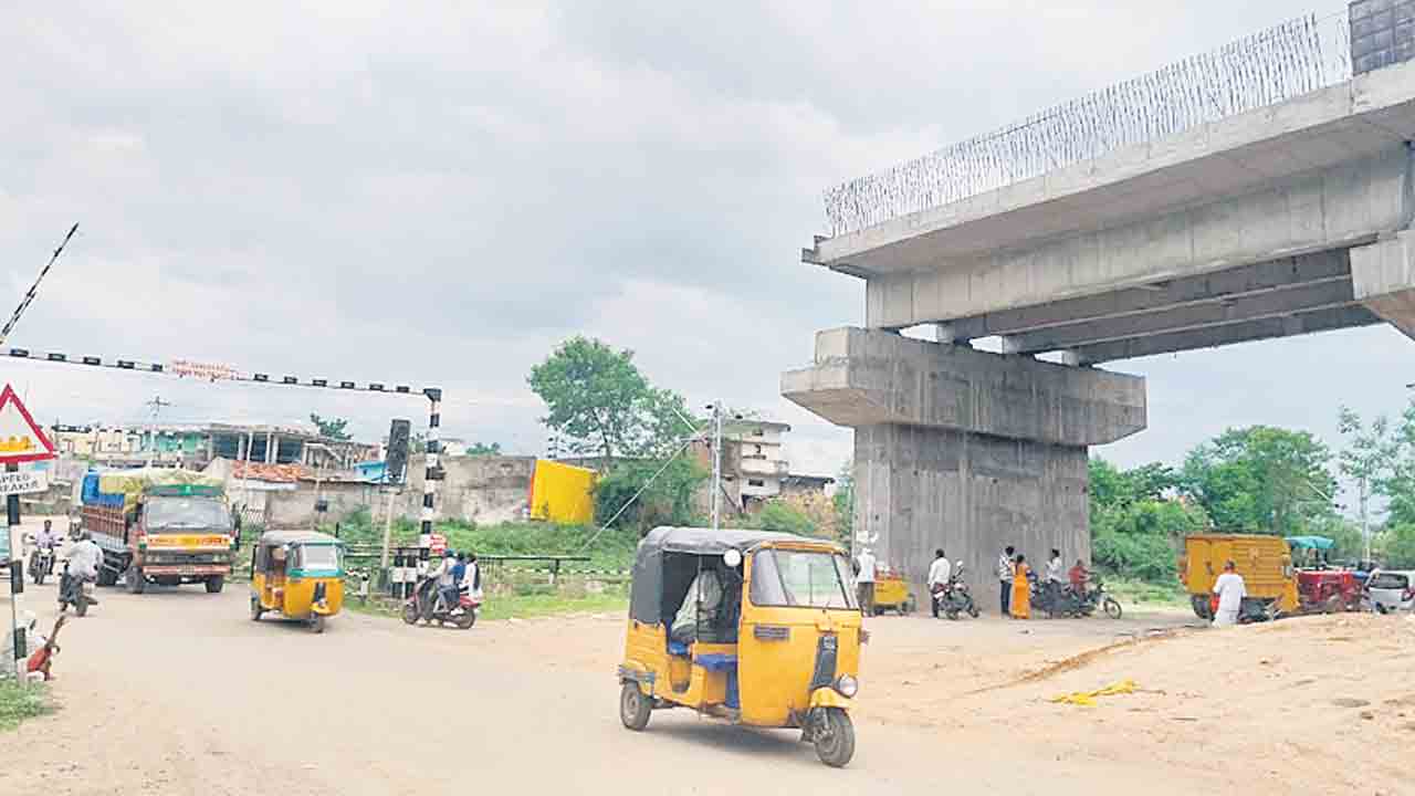 ఎక్కడి పనులు అక్కడే..