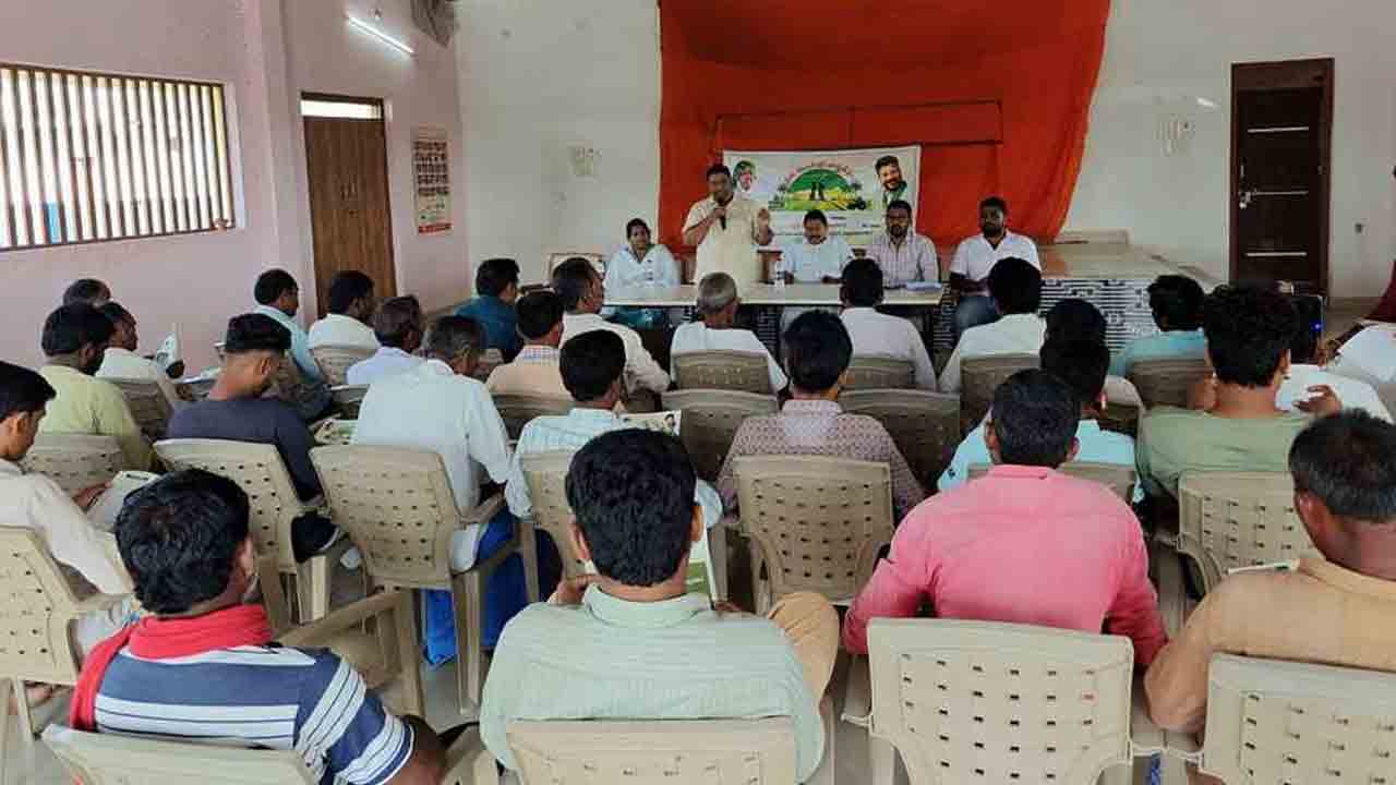 Agricultural scientists | వానకాలం పంటల సాగులో ఎరువుల వాడకాన్ని తగ్గించాలి : వ్యవసాయ శాస్త్రవేత్తలు