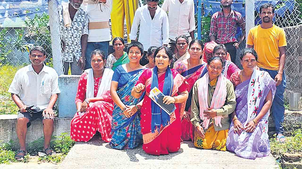 ఇండ్ల కోసం మోకాళ్లపై కూర్చొని నిరసన