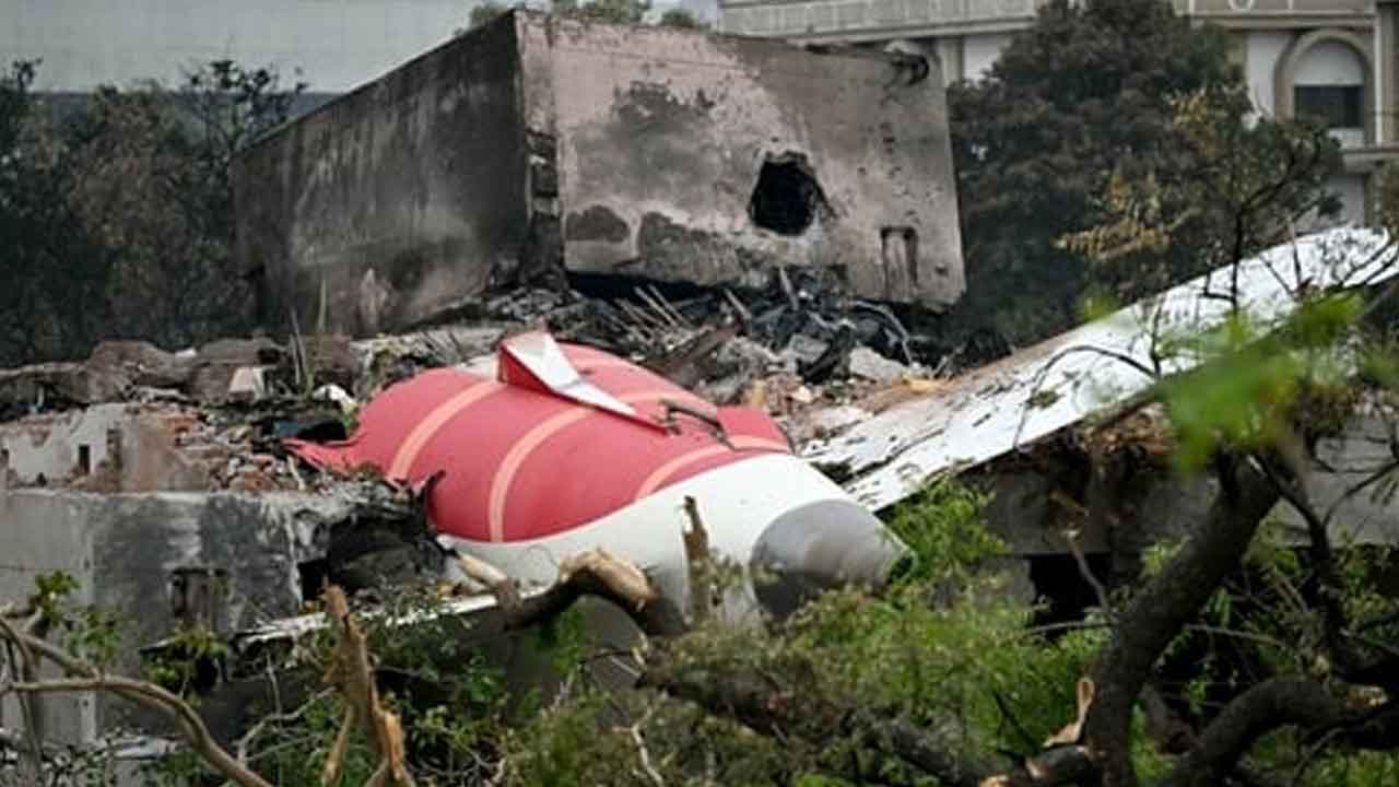 ఆ సీనియర్‌ అధికారులను తొలగించండి.. విమాన ప్రమాదంపై ఎయిరిండియాకు డీజీసీఏ ఆదేశం