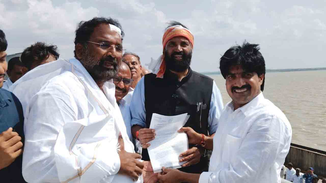 మా రైతులను ఆదుకోండి