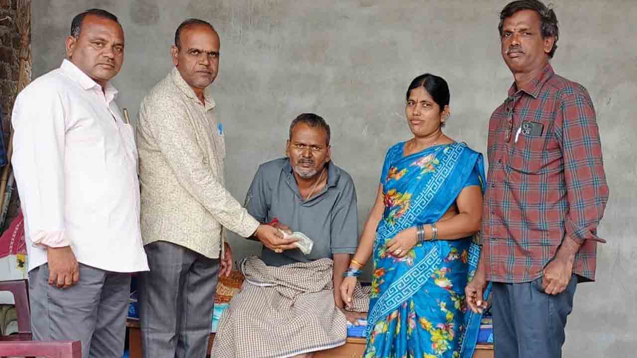 Alumni Help | స్నేహానికి గుర్తుగా.. తోటి స్నేహితుడికి పూర్వపు విద్యార్ధుల చేయూత