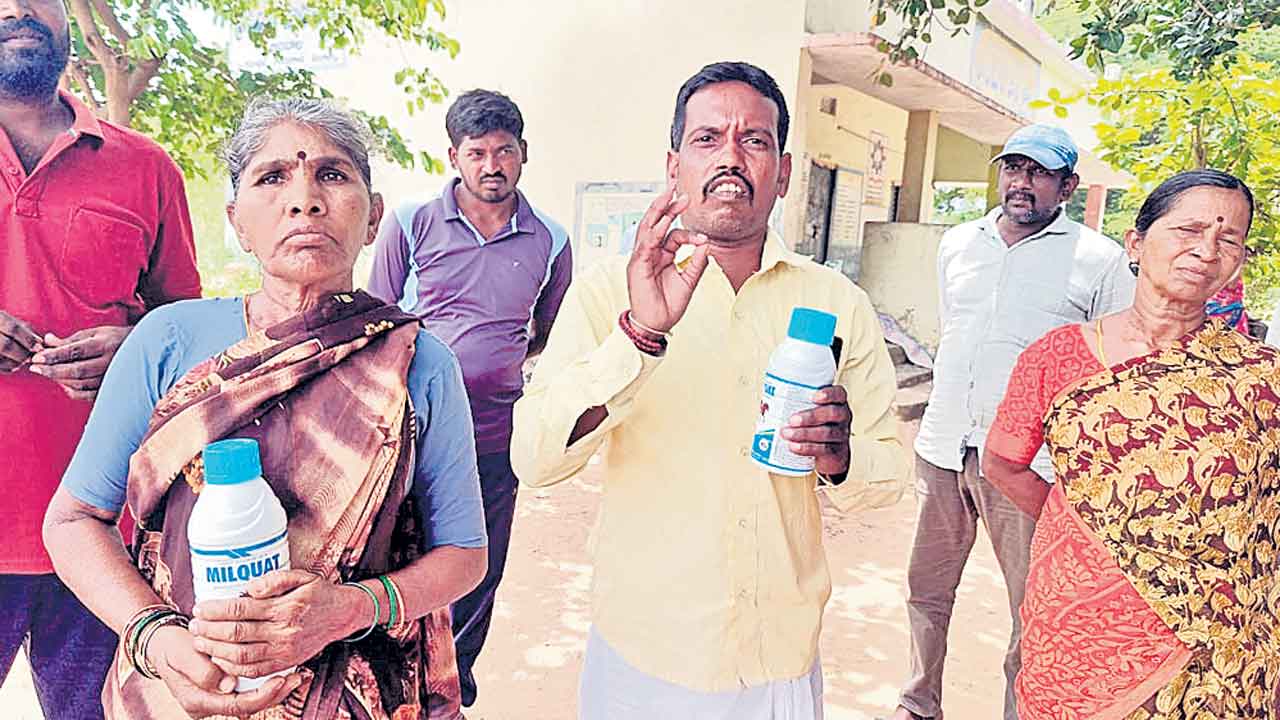 ఇండ్లు ఇయ్యకుంటే మందుతాగి చస్తాం