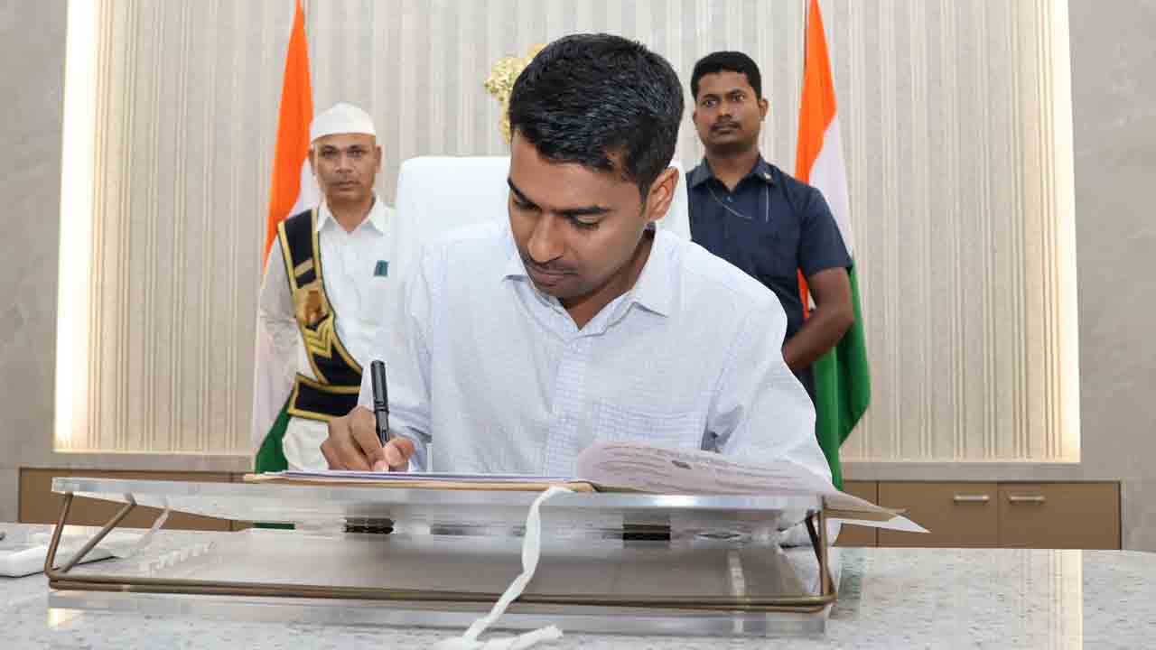 కలెక్టర్ అనుదీప్ బాధ్యతల స్వీకరణ