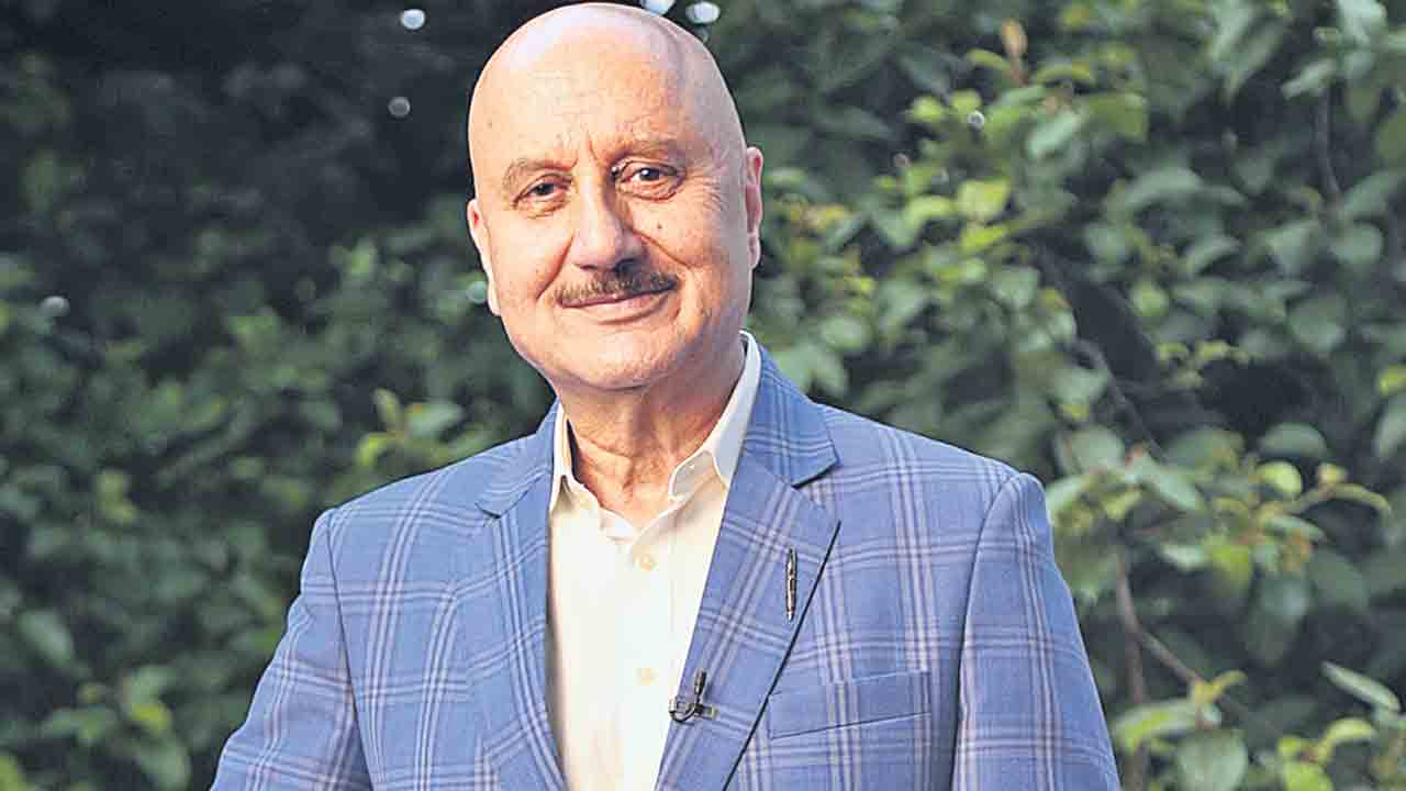 70ఏండ్ల వయసులో గోడ దూకి..