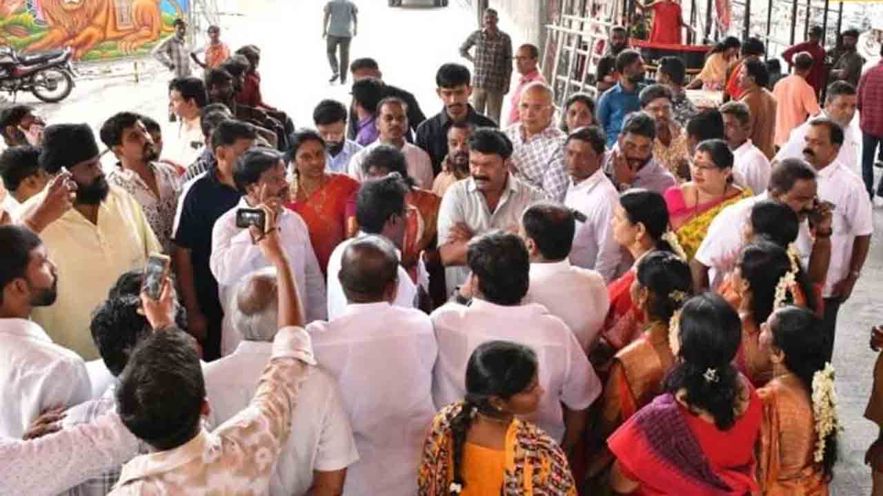 కల్యాణోత్సవం టికెట్ల కుదింపుపై ఆగ్రహం