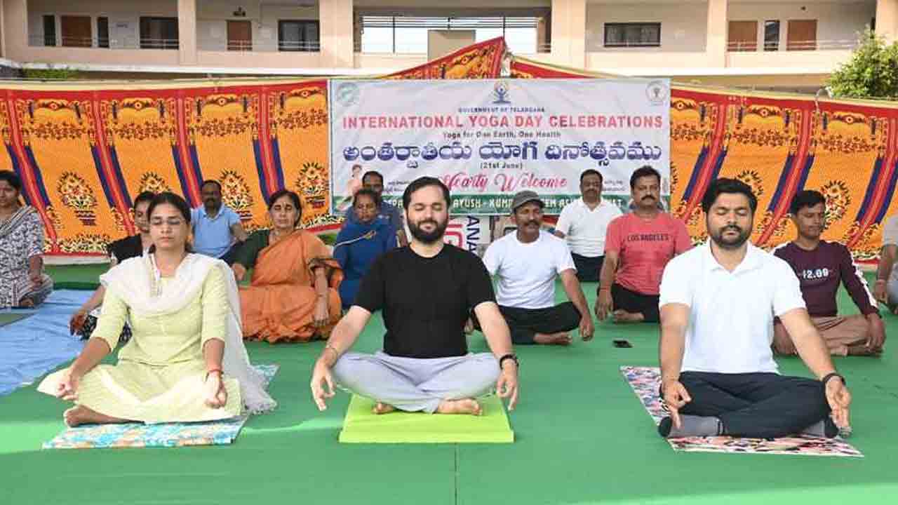 Collector Venkatesh Dotre | యోగా ద్వారా శారీరక, మానసిక ప్రశాంతత : ఆసిఫాబాద్‌ కలెక్టర్ వెంకటేష్ దోత్రే