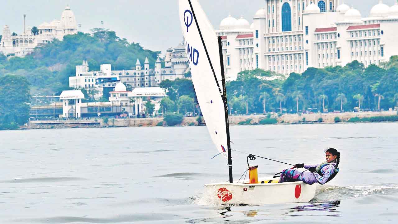 అగ్రస్థానంలో ఆయుకుమార్‌, సాక్షి.. జాతీయ మాన్‌సూన్‌ రెగెట్టా టోర్నీ