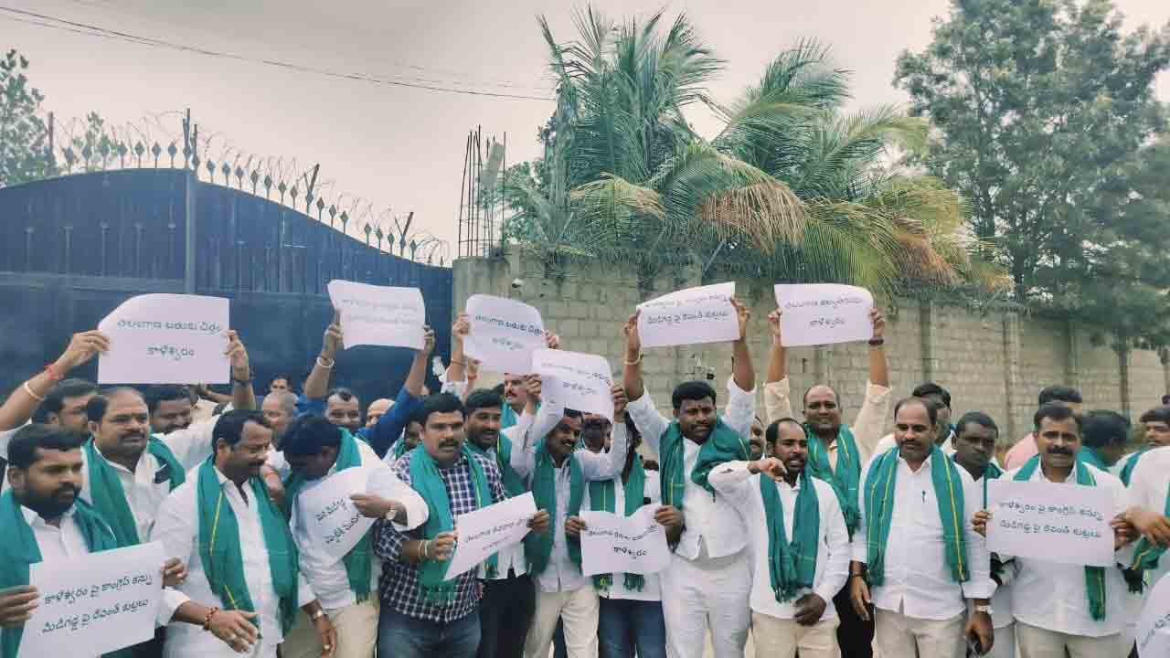 BRS Leaders | వద్దురా నాయనా కాంగ్రెస్‌ పాలన.. గులాబీ శ్రేణుల ప్లకార్డుల ప్రదర్శన