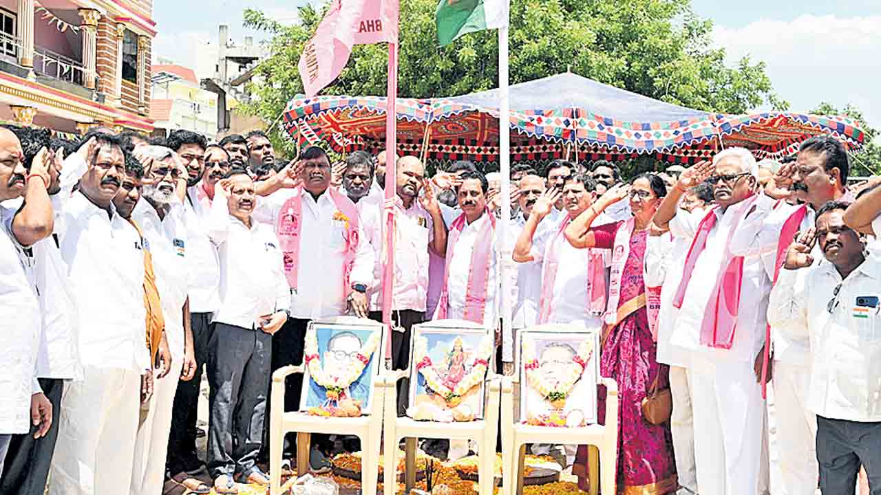రోల్‌ మోడల్‌గా తీర్చిదిద్దిన కేసీఆర్‌