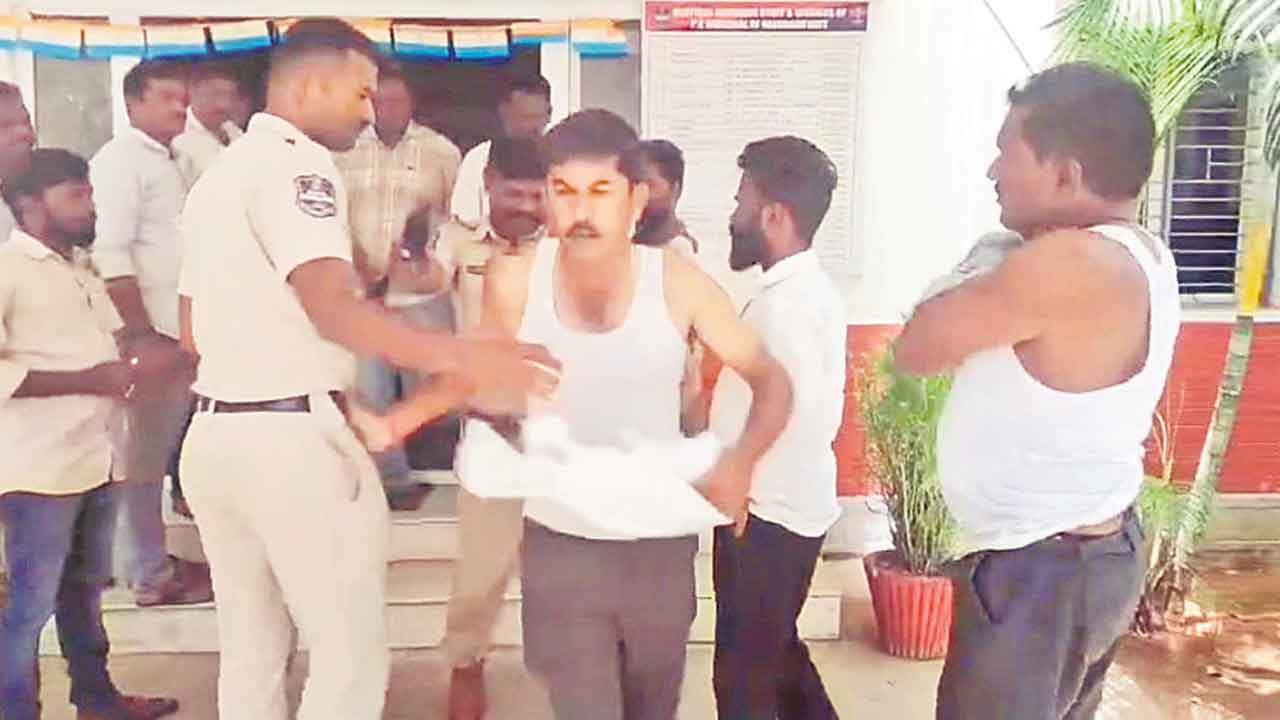 సోషల్‌ మీడియాలో పోస్టు పెట్టాడని బీఆర్‌ఎస్‌ కార్యకర్త అరెస్టు