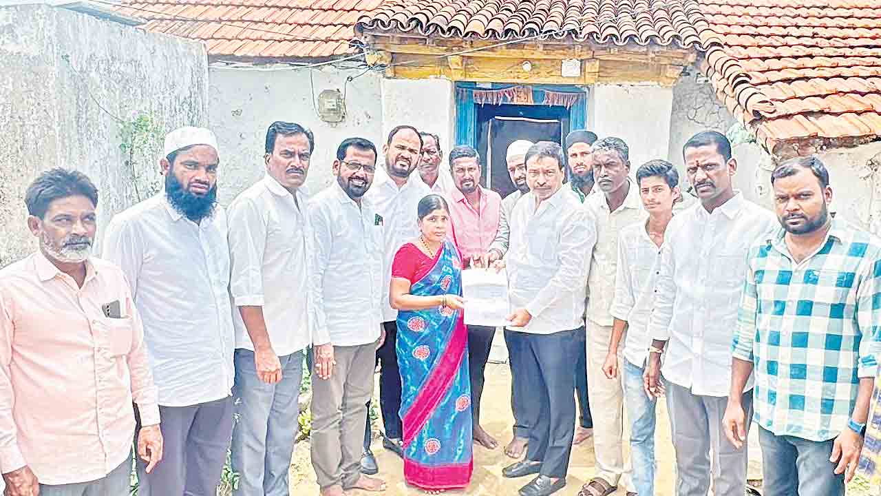 కార్యకర్తల కుటుంబాలకు అండగా బీఆర్‌ఎస్‌