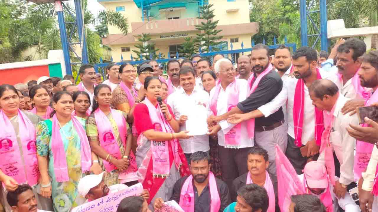 కాంగ్రెస్‌ వచ్చి ఏర్పడి ఏడాదిన్నర దాటినా బ్లీచింగ్‌ చల్లే దిక్కులేదు