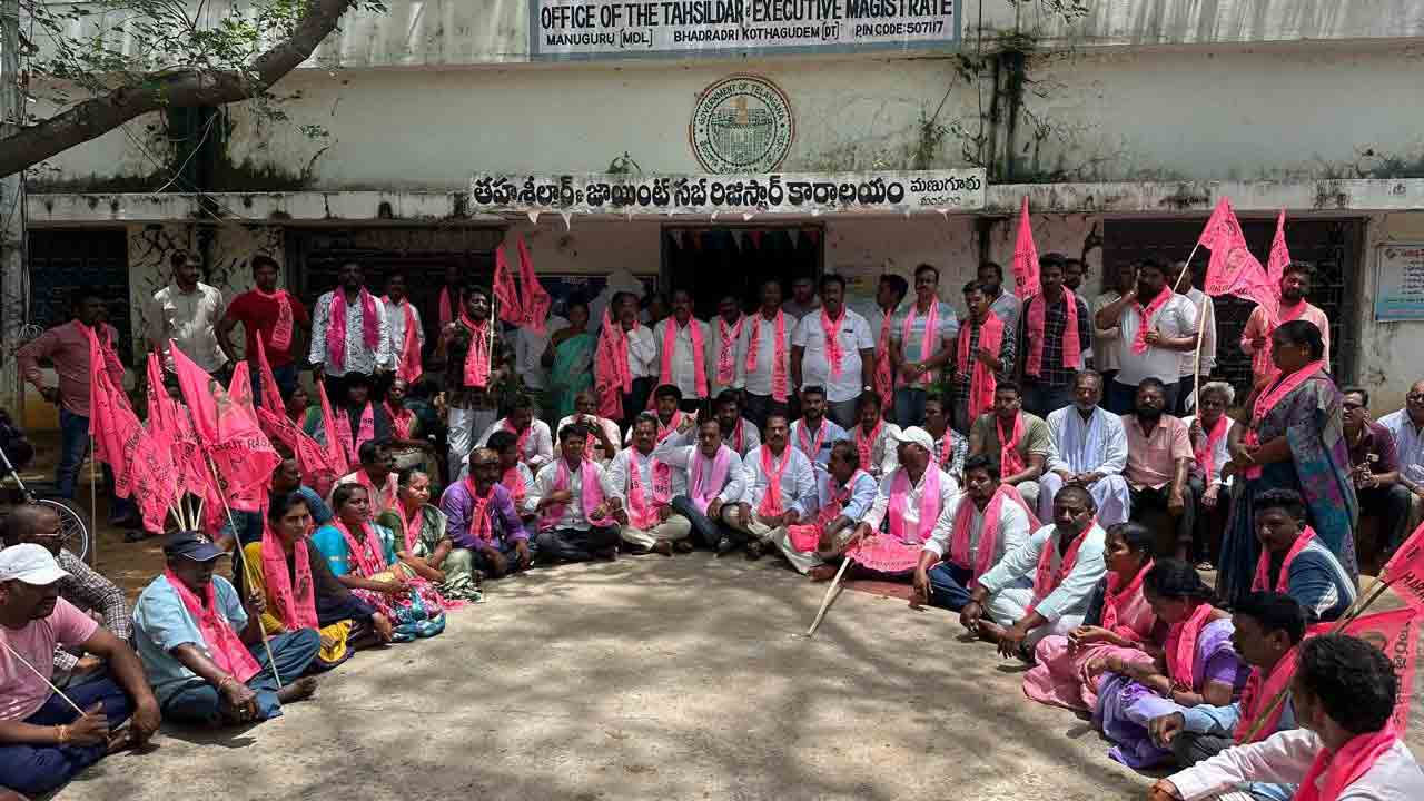 తహసీల్‌ ఎదుట బీఆర్‌ఎస్‌ ధర్నా