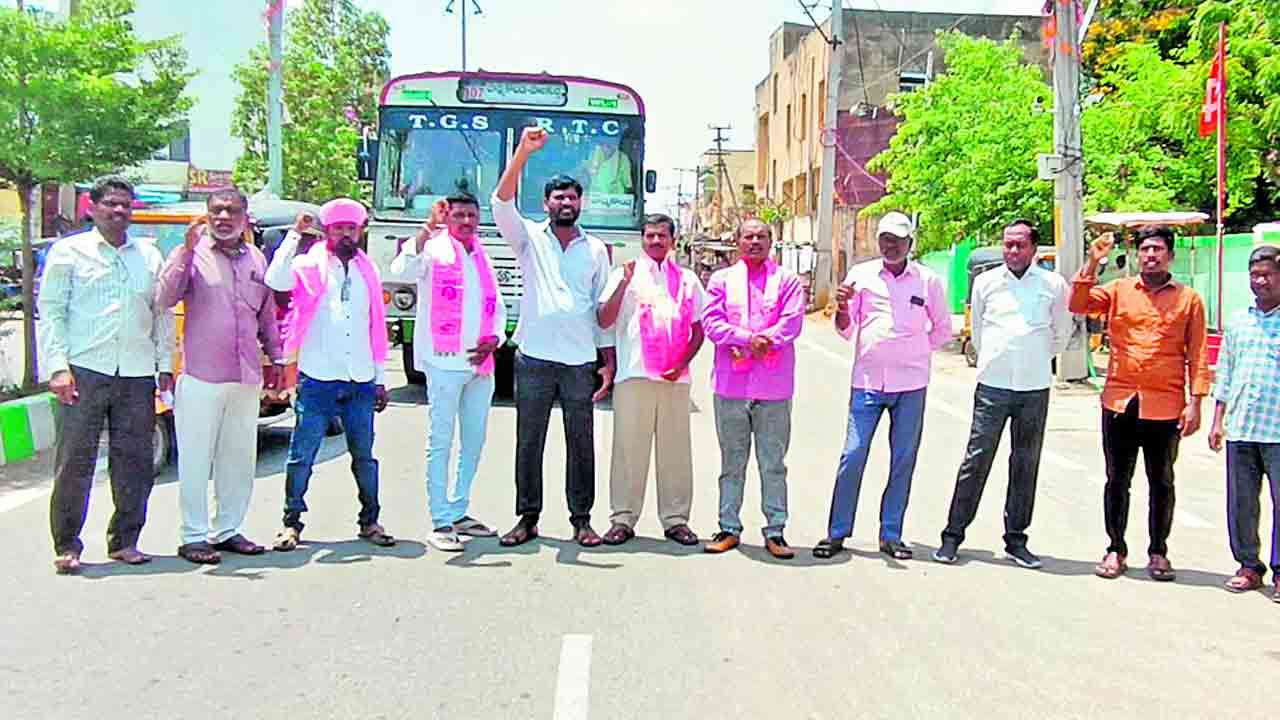 అర్హులకు ఇళ్లివ్వాలని బీఆర్‌ఎస్‌ ఆందోళన