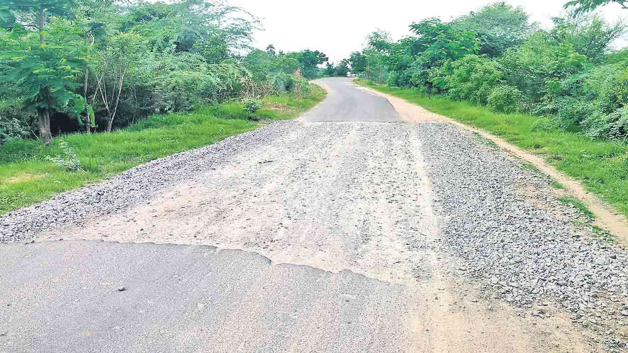 అధ్వానంగా బీటీ రోడ్లు