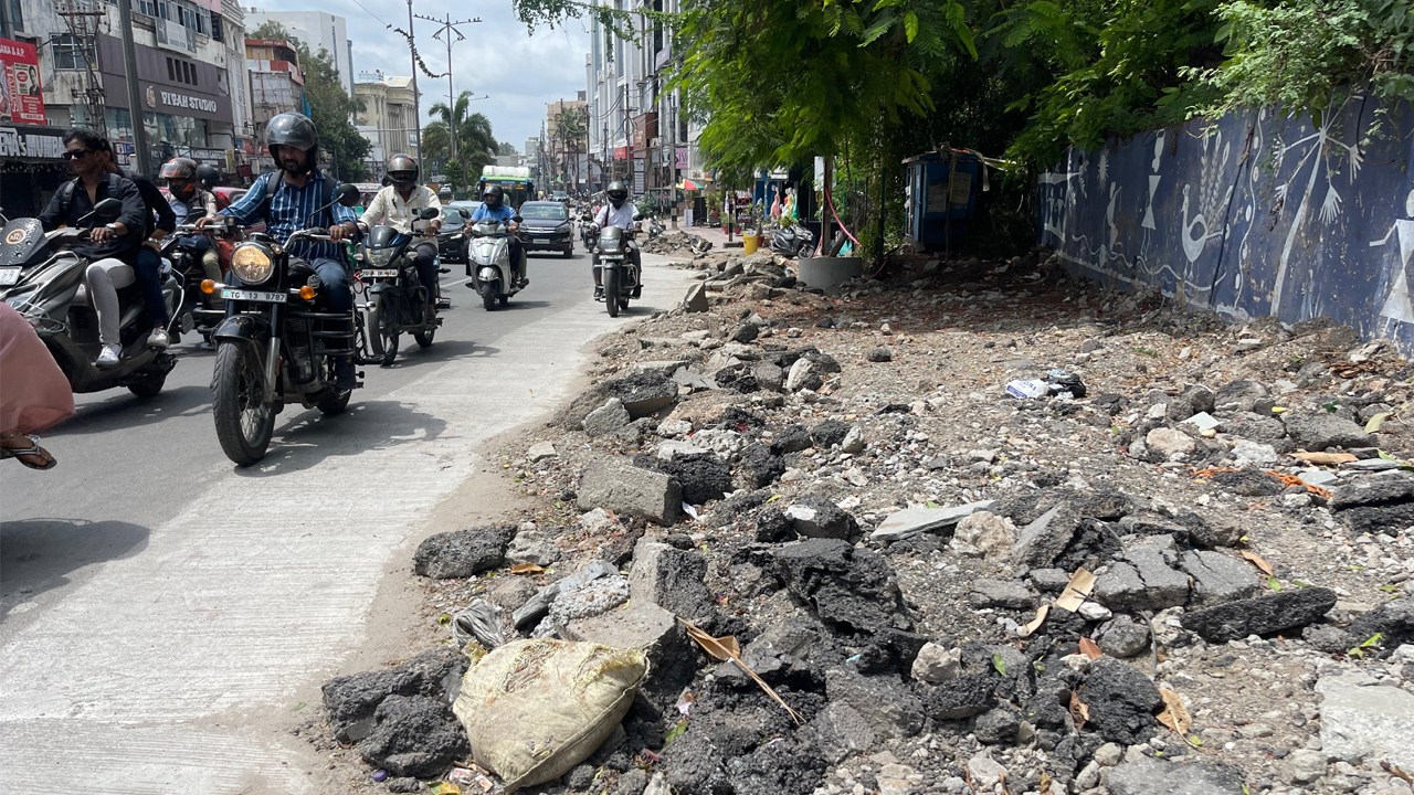 వర్షాకాలంలో రోడ్ల తవ్వకాలపై నిషేధానికి తూట్లు