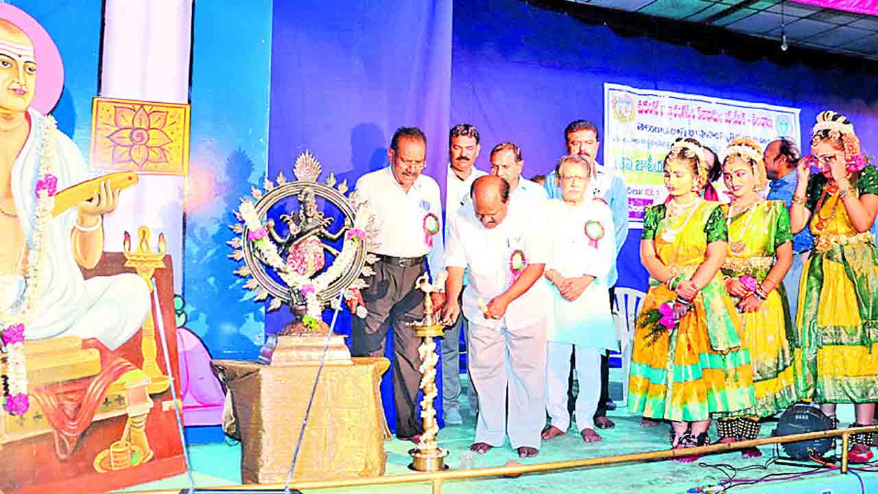 సమాజ మార్పు కోసం నాటకాలను ఆదరించాలి