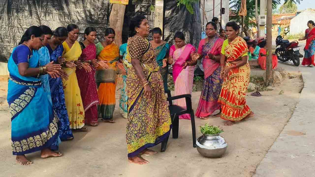 Bathukamma | ఒక్కసారన్నా వచ్చిపోవే వానమ్మా.. వరుణ దేవుడి కోసం మహిళల బతుకమ్మ ఆట