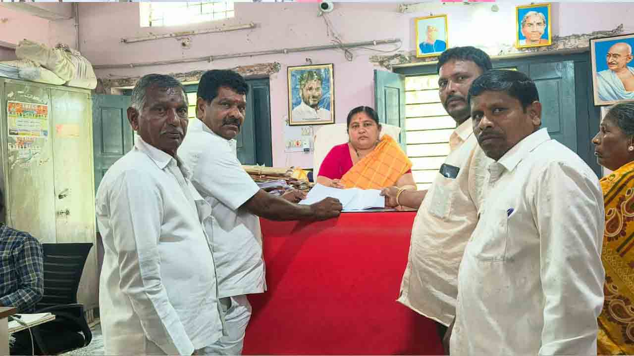 Beedi Workers | బీడీ కార్మికుల ప్లాట్ల అక్రమ రిజిస్ట్రేషన్లను ఆపాలి : తహసీల్దార్‌కు లబ్ధిదారుల వినతిత్రం