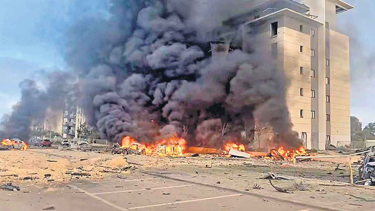 ఇజ్రాయెల్‌పై క్లస్టర్‌ బాంబులు.. ఇరాన్‌ క్షిపణి ధాటికి ఇజ్రాయెల్‌ బీర్‌ షెవా టెక్నో పార్కు సమీపంలో చెలరేగుతున్న మంటలు