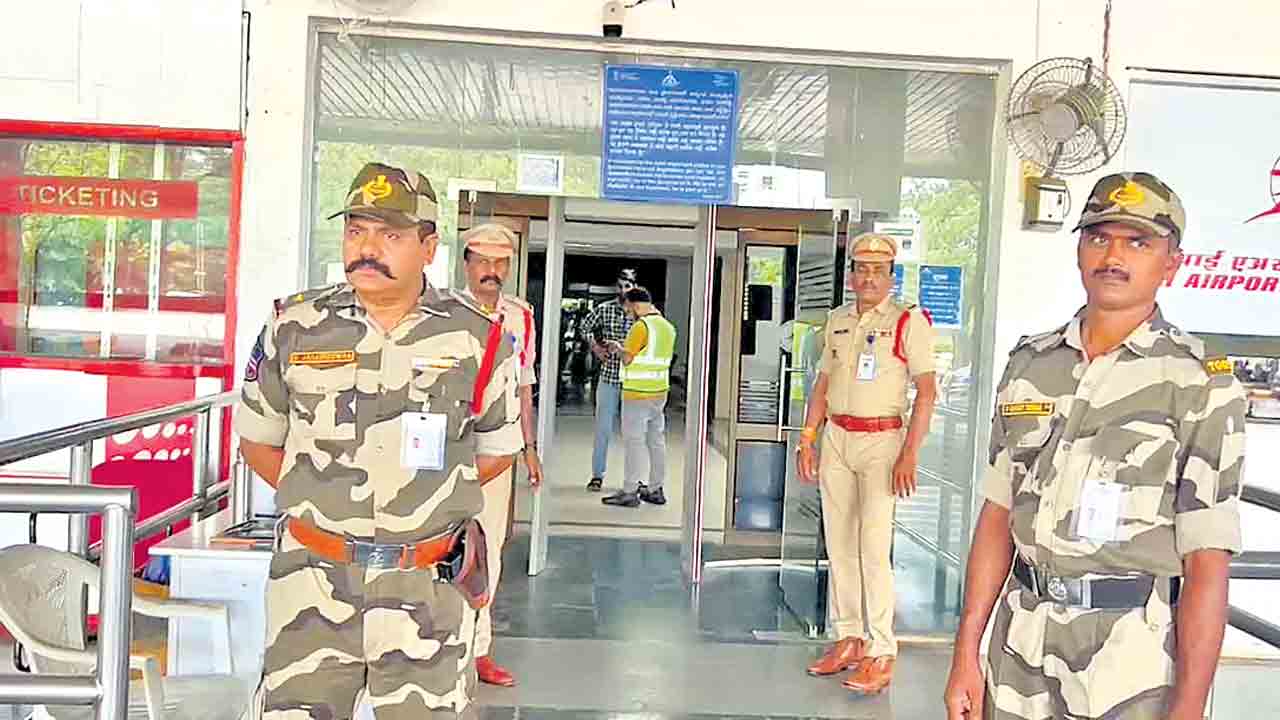 ఎయిర్‌పోర్టులో బాంబ్‌ ఉందంటూ..