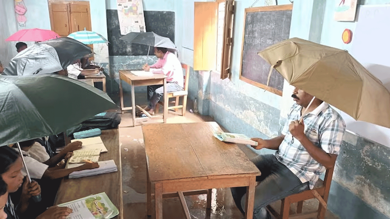 Students | భారీ వర్షంతో లీకేజీ.. క్లాస్‌రూమ్‌లో గొడుగులు పట్టుకుని పాఠాలువిన్న విద్యార్థులు