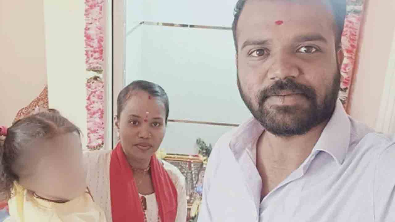 Man Beheads Wife, Carries Head | భార్య తల నరికి.. పోలీస్‌ స్టేషన్‌కు తీసుకెళ్లి   లొంగిపోయిన వ్యక్తి