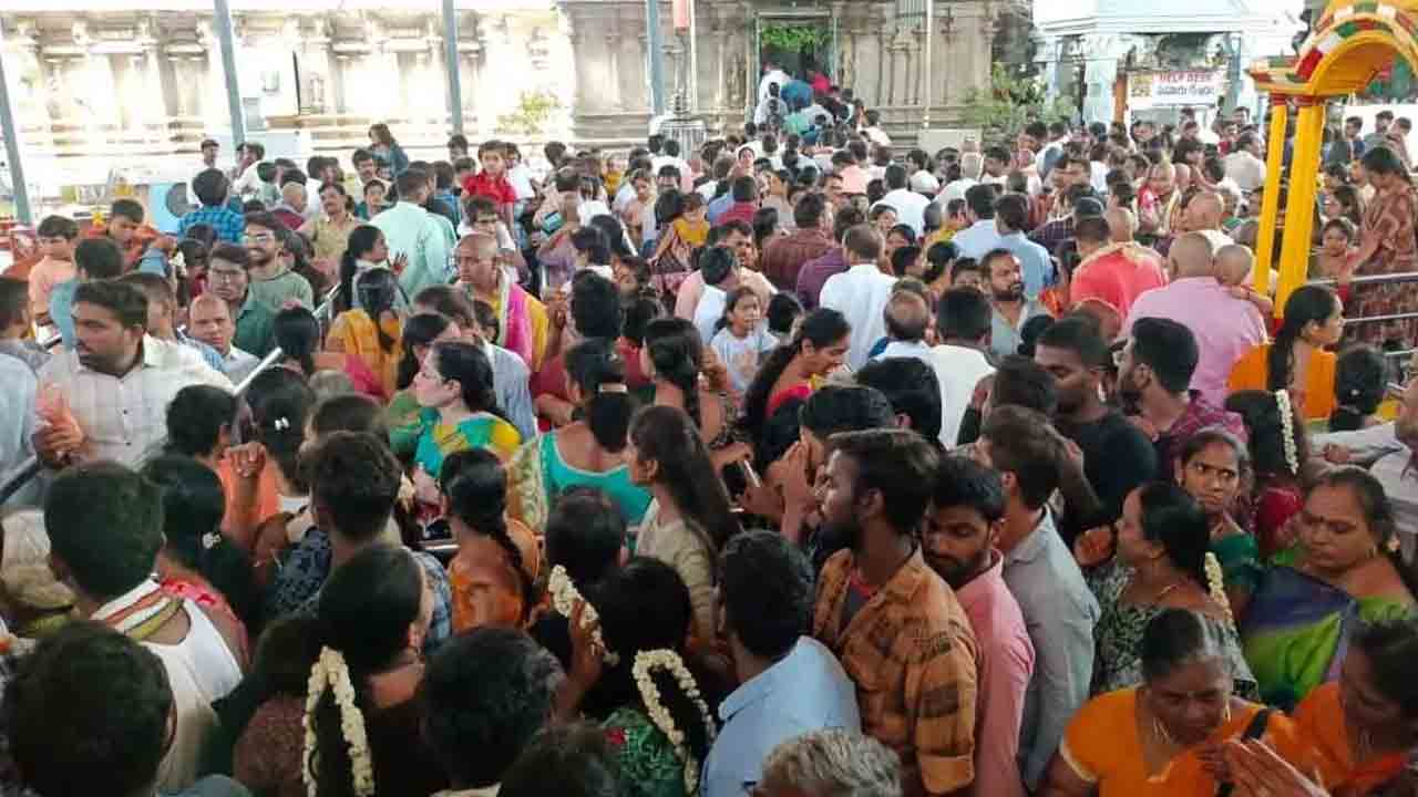 Bhadrachalam | భద్రాచలంలో భక్తుల రద్దీ.. సర్వదర్శనానికి 3 గంటల సమయం
