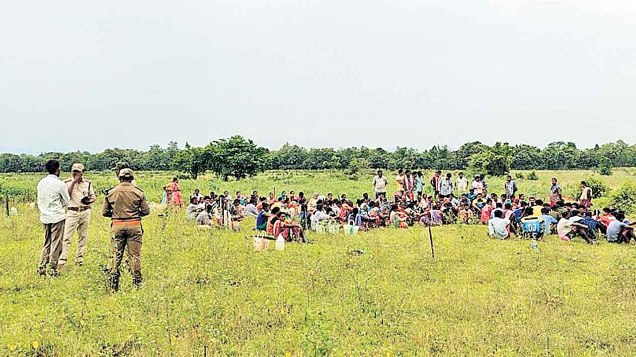 ఆ భూములను సాగుచేసుకుంటం.. రెండ్రోజులు ఆగాలన్న అధికారులు
