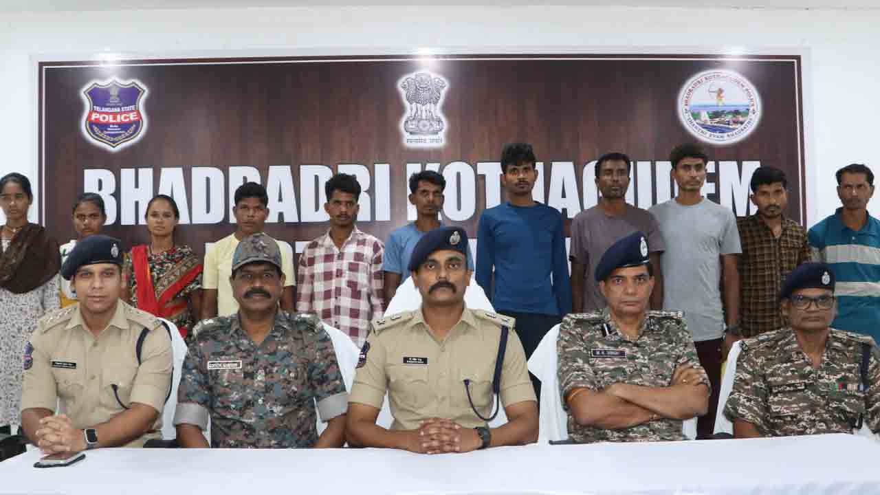 12 మంది మావోయిస్టుల లొంగుబాటు