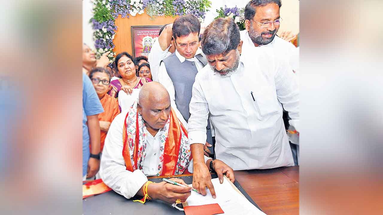 మంత్రిగా అడ్లూరి లక్ష్మణ్ బాధ్యతలు