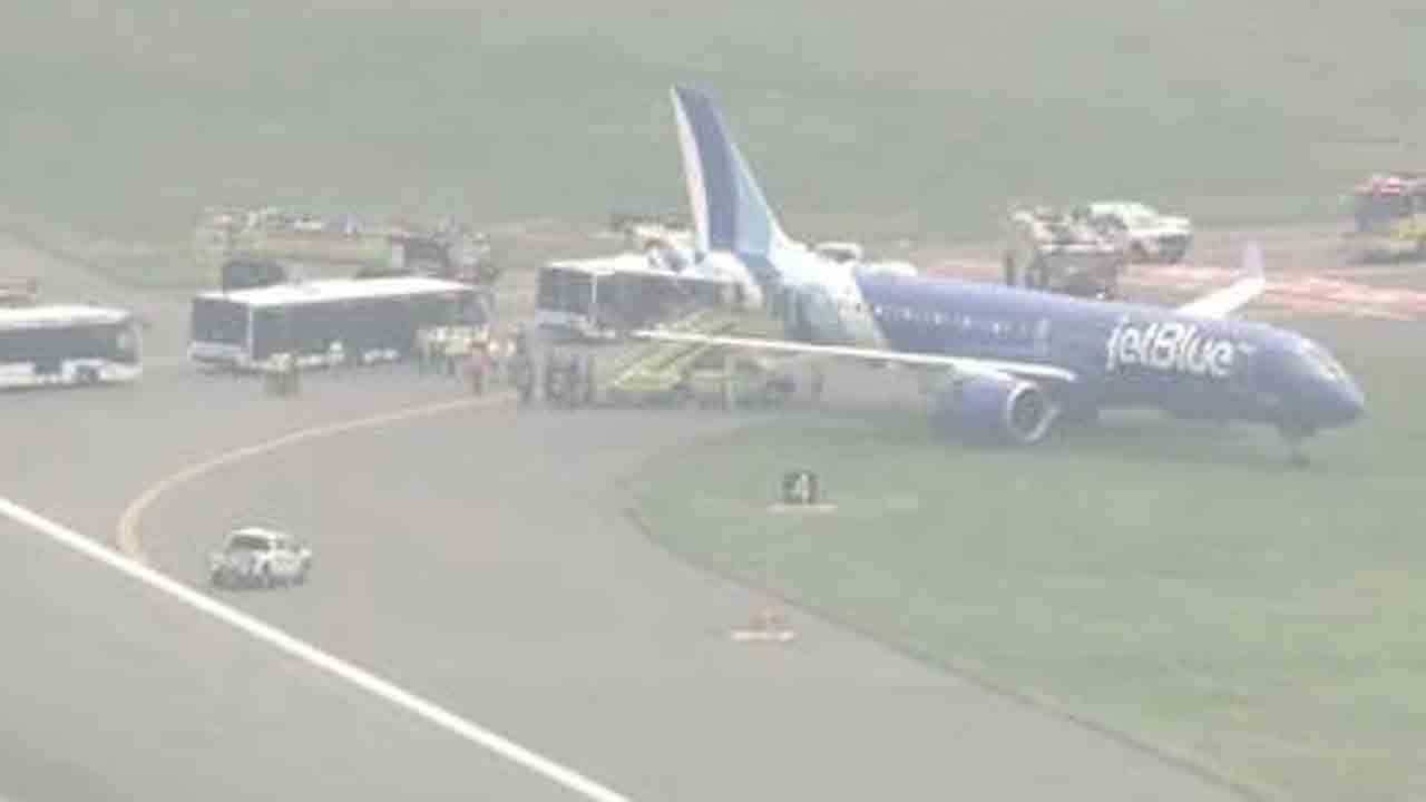 JetBlue | తప్పిన ఘోర విమాన ప్రమాదం.. ఊపిరి పీల్చుకున్న ప్రయాణికులు