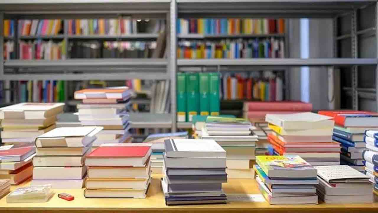 ప్రైవేటు స్కూల్లో అక్రమంగా పుస్తకాల అమ్మకం.. గదిని సీజ్ చేసిన ఎంఈవో