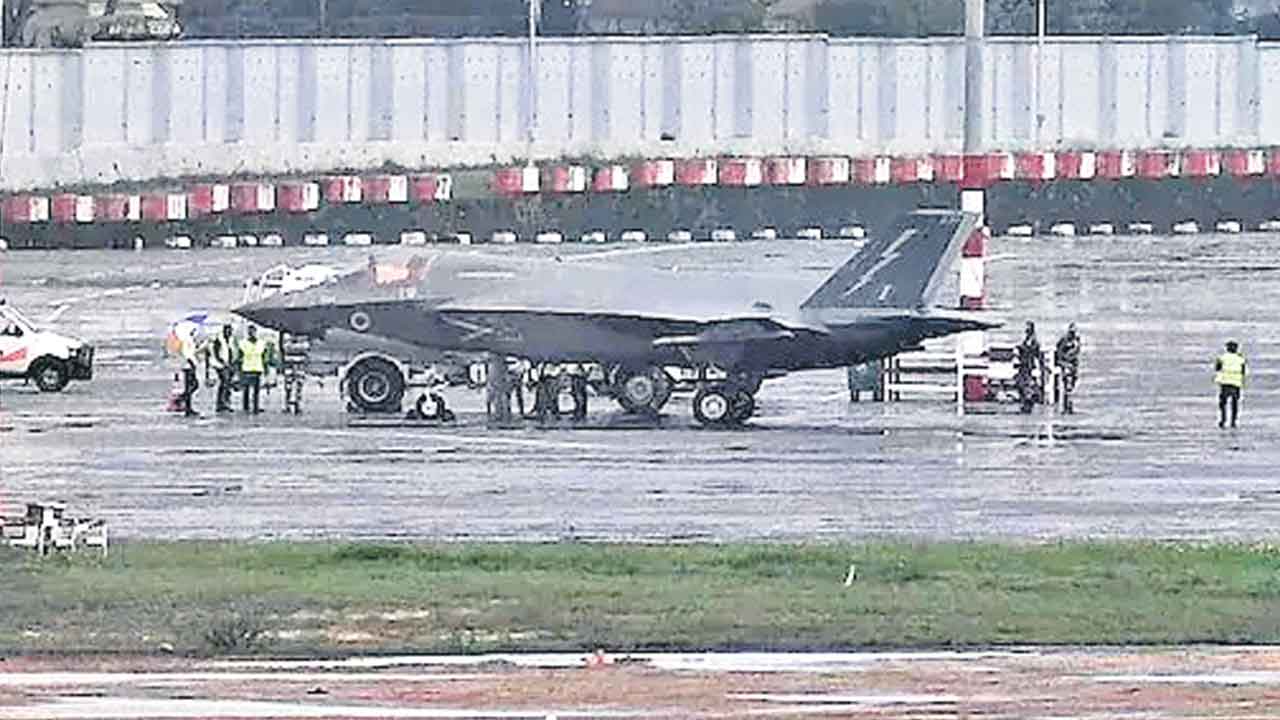 కేరళలో ఫైటర్‌ జెట్‌ అత్యవసర ల్యాండింగ్‌