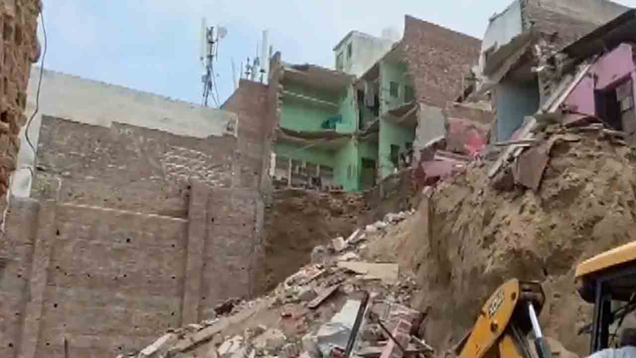 Building Collapses | కూలిన బిల్డింగ్‌, ముగ్గురు మృతి.. శిథిలాల కింద పలువురు చిక్కుకున్నట్లు అనుమానం